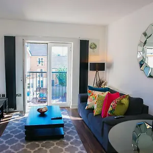 Modern 2 Bedroom Apartment